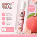 Spray bucal sabor durazno en envase rosa compacto con diseño de fruta, junto a un durazno fresco con gotas de agua y flores sobre fondo rosado.