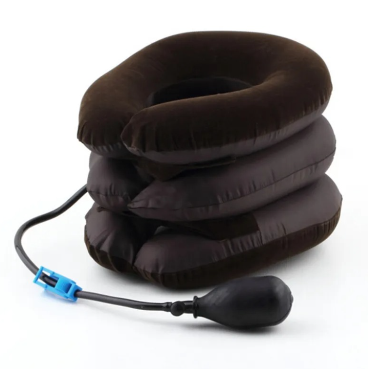 Soporte cervical inflable de tres niveles en color café oscuro, fabricado en material textil suave con bomba manual negra y válvula azul conectadas.