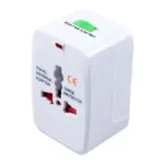 Adaptador universal de viaje blanco, con tomacorriente múltiple frontal, interruptor deslizante verde superior y protección contra sobretensiones.