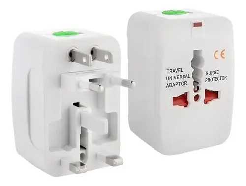 Adaptador de viaje universal blanco, dos unidades que muestran clavijas plegables y panel frontal con receptáculo multiporta y protección.