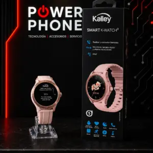 Reloj inteligente deportivo Kalley K-Watch3 color rosado en soporte de acrílico junto a su caja negra vertical sobre superficie oscura.