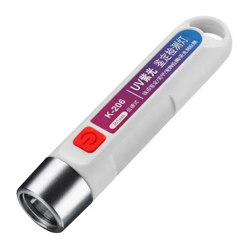Linterna UV portátil blanca con cabezal metálico plateado, botón rojo de encendido y etiqueta morada con especificaciones técnicas de 365nm.