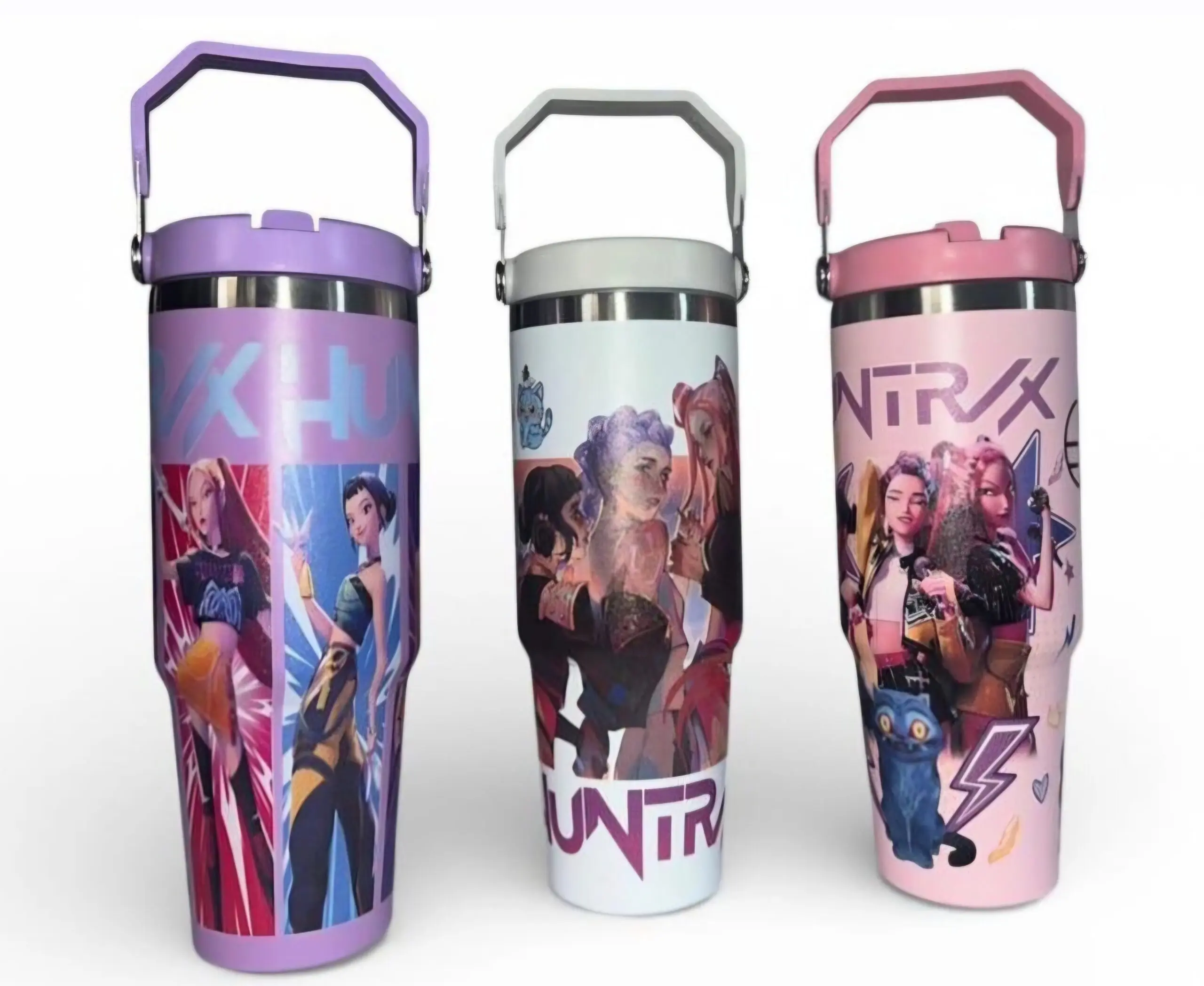 Tres termos de acero inoxidable con asa y pitillo, diseños de guerreras K-Pop en tonos lila, blanco y rosa, dispuestos de frente sobre fondo blanco.