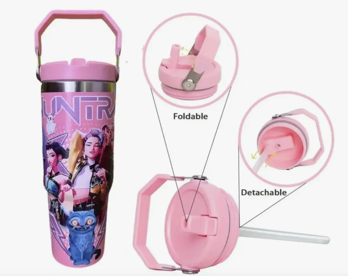 Termo de acero inoxidable rosado con estampado de guerreras K-Pop, incluye tapa con asa plegable y pitillo desmontable mostrado en detalle.