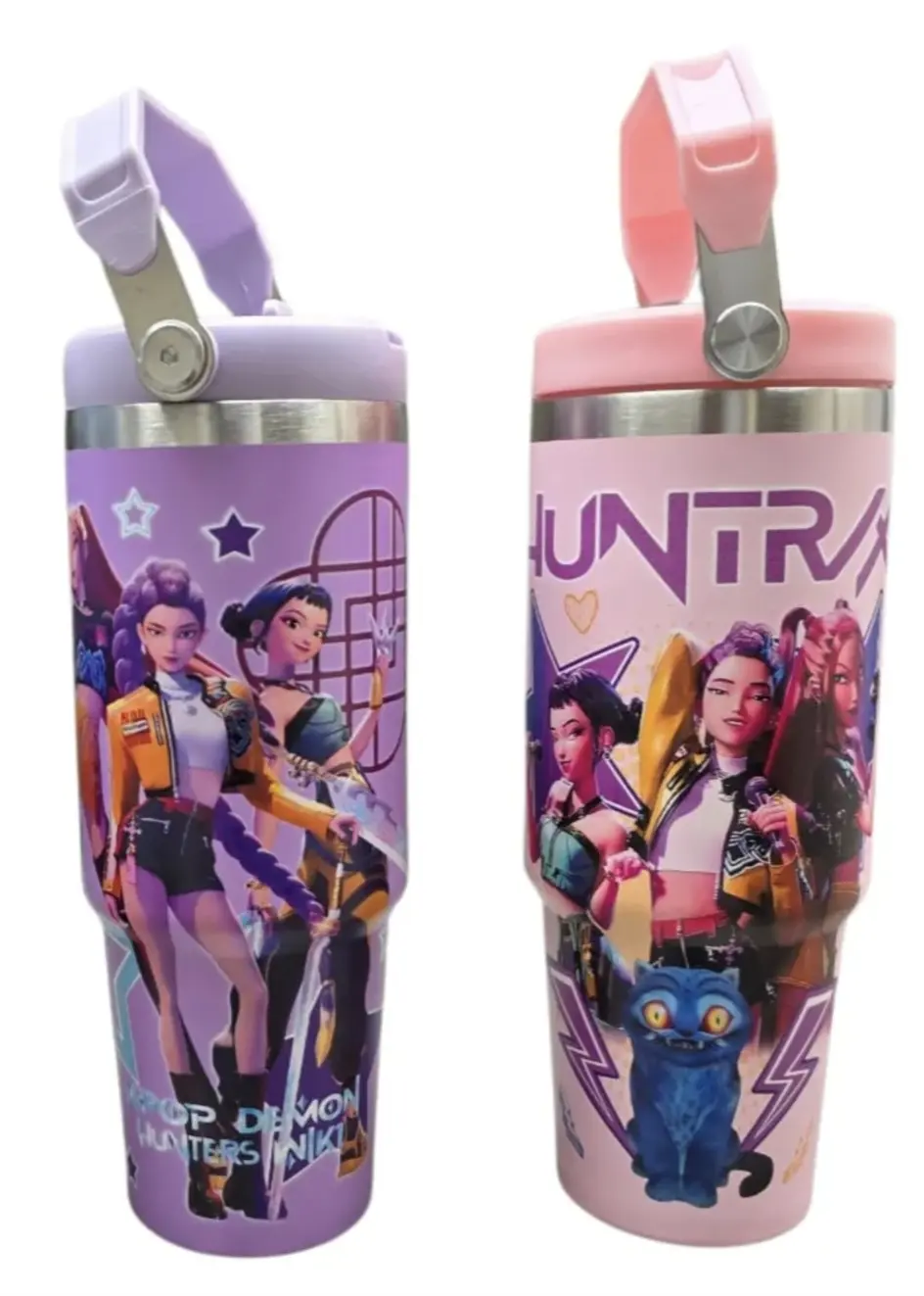 Dos termos de acero inoxidable con asa, uno morado y otro rosado, decorados con personajes estilo anime K-pop, incluyen pitillo y tapa hermética.
