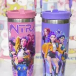 Dos termos de acero inoxidable con diseño de guerreras K-Pop, uno rosa y otro morado, con tapa y asa para pitillo.
