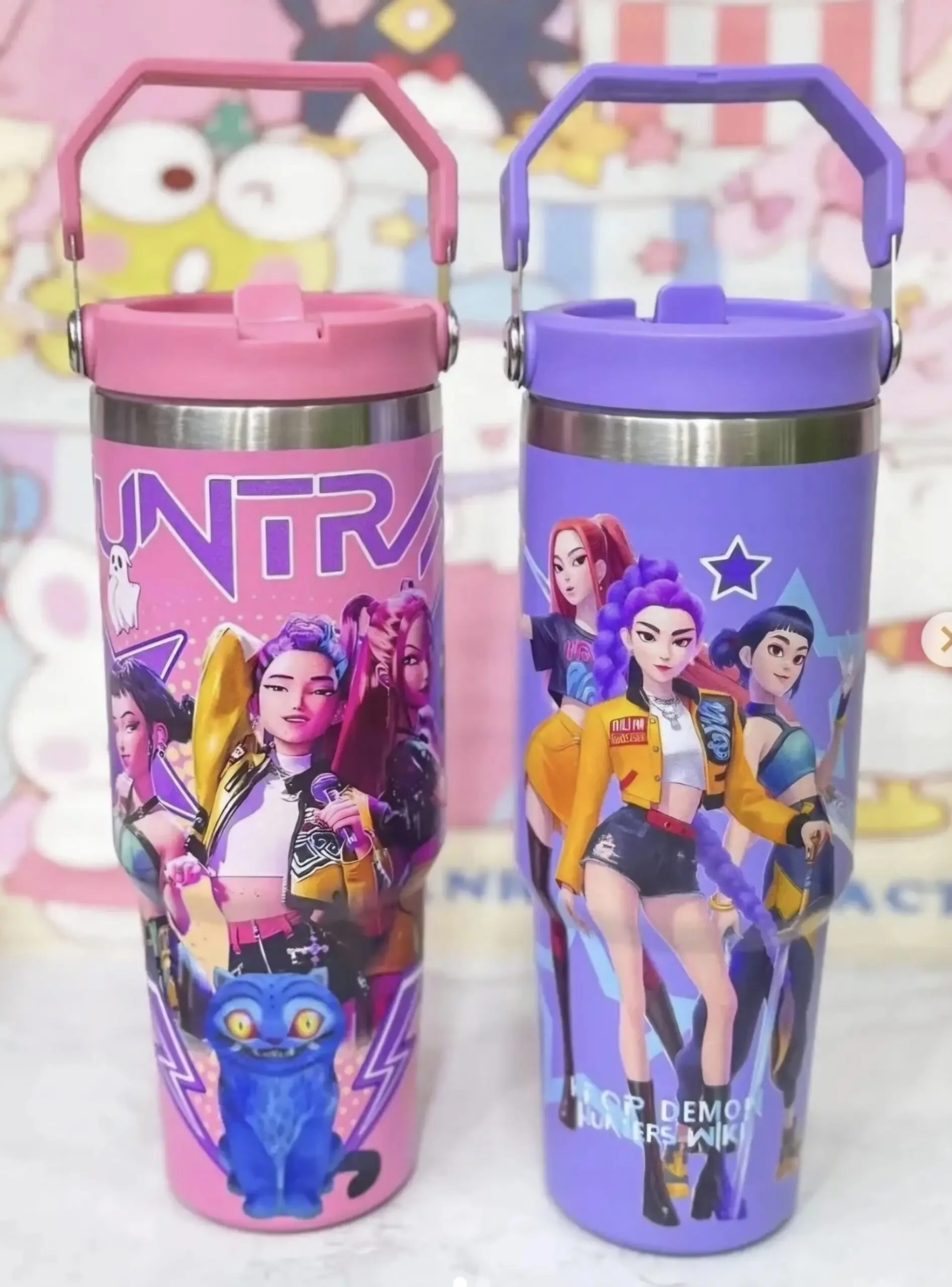 Dos termos de acero inoxidable con diseño de guerreras K-Pop, uno rosa y otro morado, con tapa y asa para pitillo.