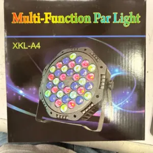 Caja negra de luz LED par modelo XKL-A4 con soporte metálico y matriz multicolor impresa en el frente para eventos y DJ.