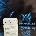 Tomacorriente inteligente YANQEN blanco con dos tomas y dos puertos USB sobre su caja, con fondo de circuitos tecnológicos azules.