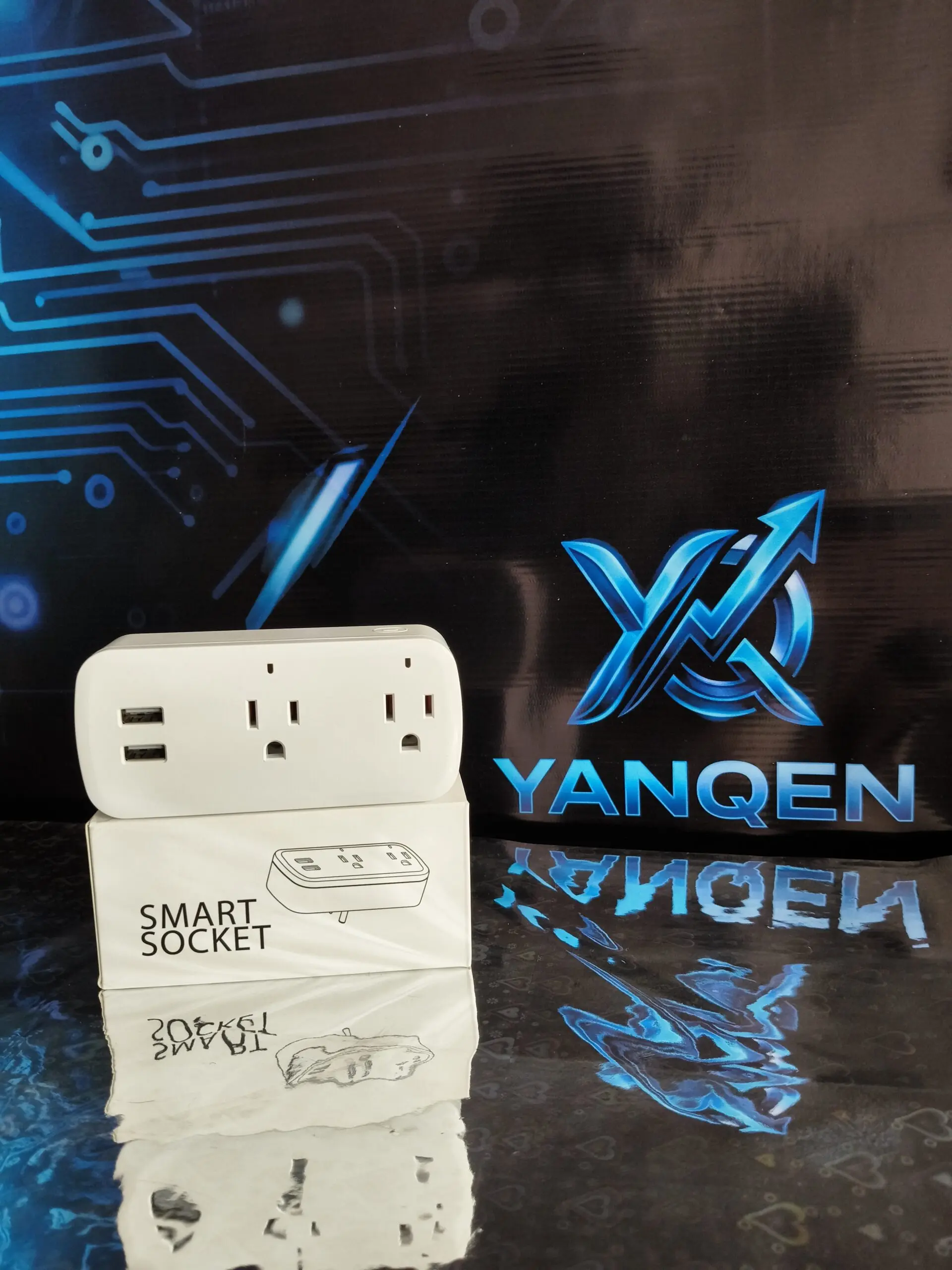 Tomacorriente inteligente YANQEN blanco con dos tomas y dos puertos USB sobre su caja, con fondo de circuitos tecnológicos azules.