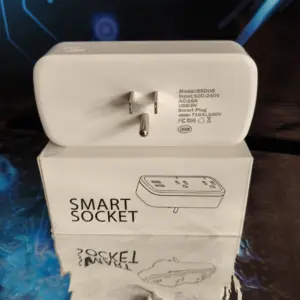 Tomacorriente inteligente WiFi blanco con dos tomas y USB, mostrado de espaldas sobre su caja de empaque con fondo de circuitos tecnológicos.
