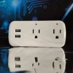 Tomacorriente inteligente blanco con dos tomas y dos puertos USB, sobre superficie reflectante con fondo de circuitos tecnológicos azules.