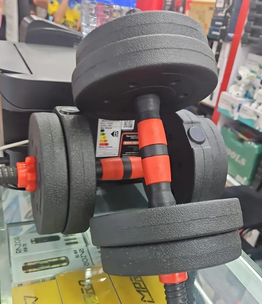 Mancuernas ajustables de 10kg con discos negros texturizados, mangos con agarre naranja y cierres de seguridad rojos.