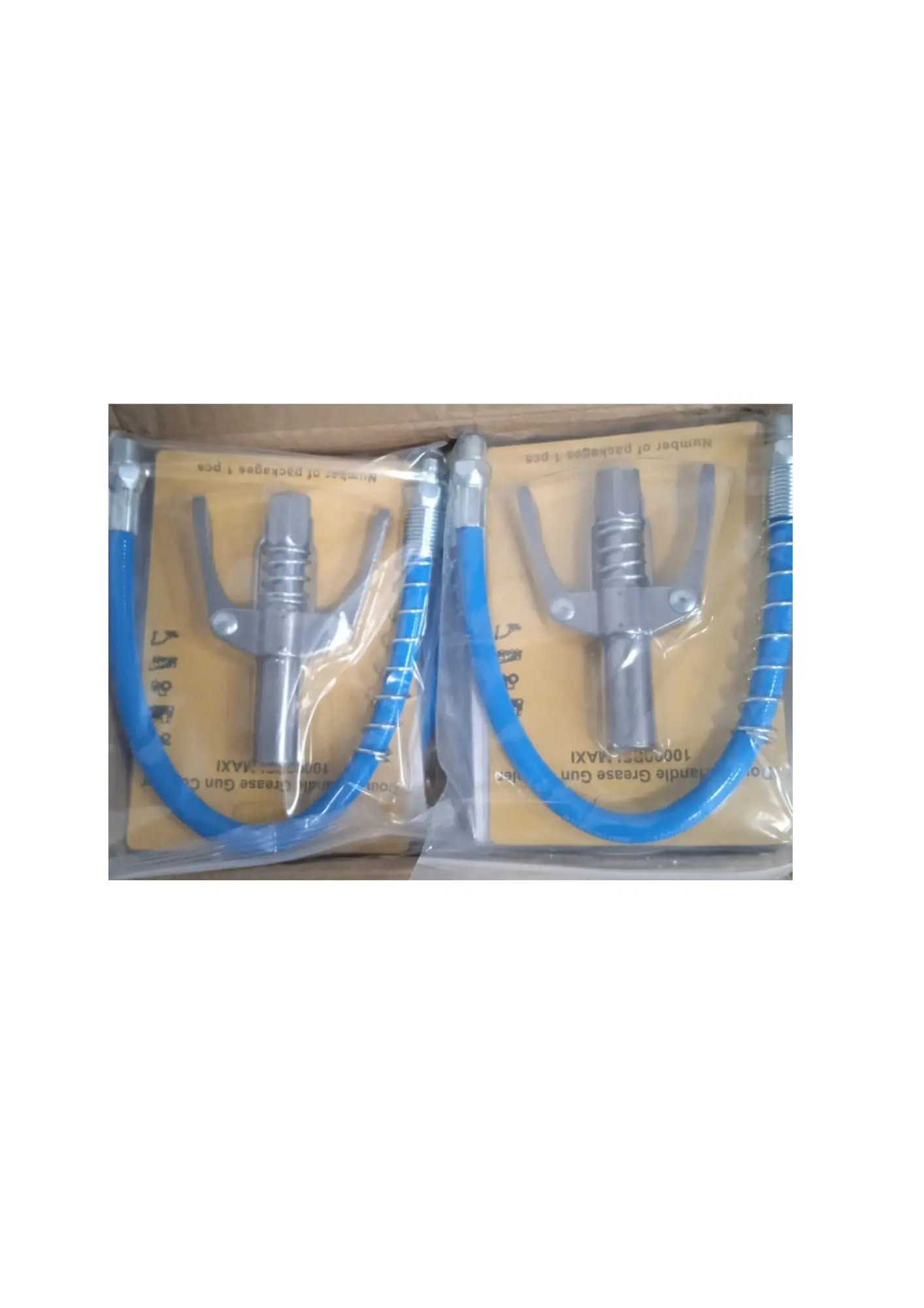 Dos unidades de pistola engrasadora universal con acople rápido de seis mordazas y manguera azul, empacadas en blister transparente con cartón amarillo.
