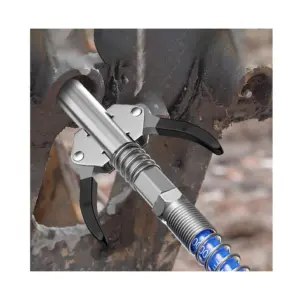 Pistola engrasadora metálica con acople rápido y dos palancas, conectada a manguera azul lubricando pieza industrial sucia.