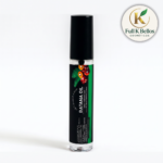 Aceite de batana para pestañas y cejas en envase cilíndrico con tapa negra y etiqueta de frutos rojos y verdes sobre fondo blanco.