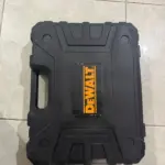 Maletín plástico negro texturizado para taladro Dewalt, con logo amarillo en el centro y diseño resistente.