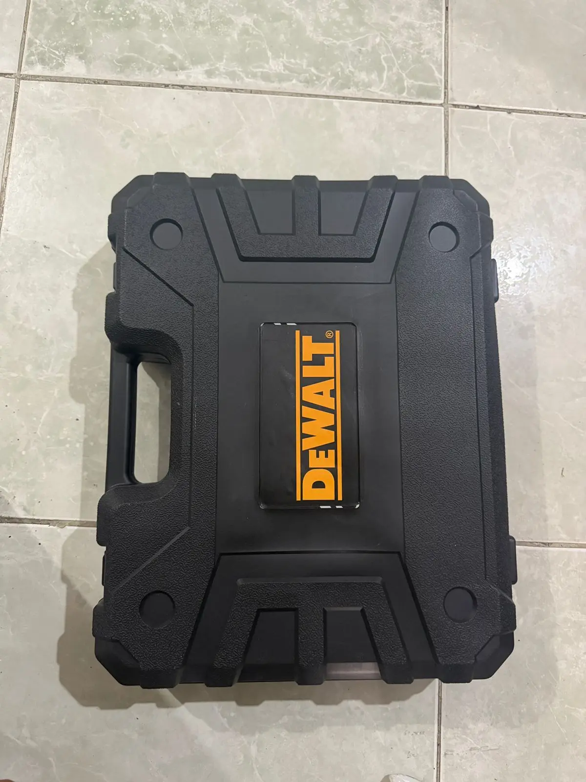 Maletín plástico negro texturizado para taladro Dewalt, con logo amarillo en el centro y diseño resistente.