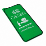 Protector de pantalla cerámico anti-shock para iPhone 13 Mini, lámina flexible verde con borde negro sobre superficie blanca.