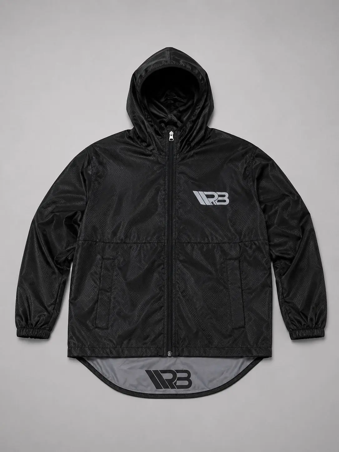 Chaqueta impermeable negra con capucha, cierre frontal, logotipo reflectivo en el pecho y dobladillo trasero extendido.