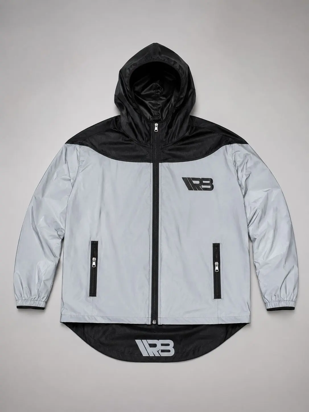 Chaqueta impermeable reflectiva gris y negra con capucha y bolsillos con cierre, diseño doble faz Ruedabikers para moto.