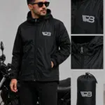 Chaqueta impermeable negra reflectiva para moto con logo plateado en el pecho, capota con cordón y estuche de transporte incluido.