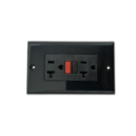Toma doble GFCI negra de seguridad con placa, botones de prueba y reinicio, ideal para protección eléctrica en baños y cocinas.