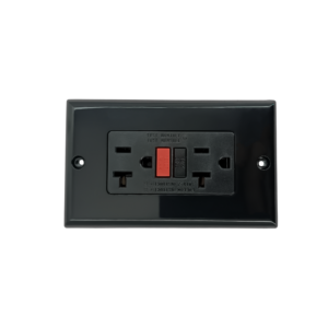 Toma doble GFCI negra de seguridad con placa, botones de prueba y reinicio, ideal para protección eléctrica en baños y cocinas.