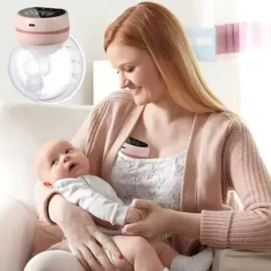 Extractor de leche materno inalámbrico color rosa, portátil y discreto, usado por una mujer que sostiene a su bebé mientras amamanta.