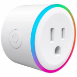 Enchufe inteligente redondo de color blanco con luz LED RGB en el borde, botón de encendido lateral y toma de corriente tipo americano de tres pines.