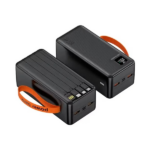 Dos power banks negros con textura estriada, pantalla LED digital, cables integrados y correa de transporte naranja.