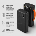 Power bank negro texturizado de 50000 mAh con pantalla LED, correa naranja, cuatro puertos USB y cables integrados.