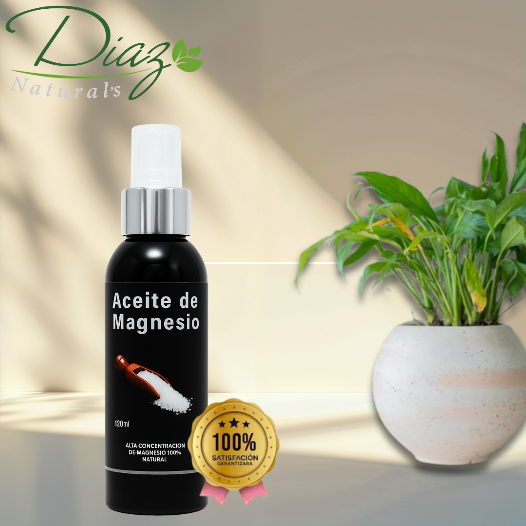 Frasco atomizador negro de aceite de magnesio de 120 ml con etiqueta de Diaz Naturals, acompañado de sello de garantía y planta en maceta de fondo.