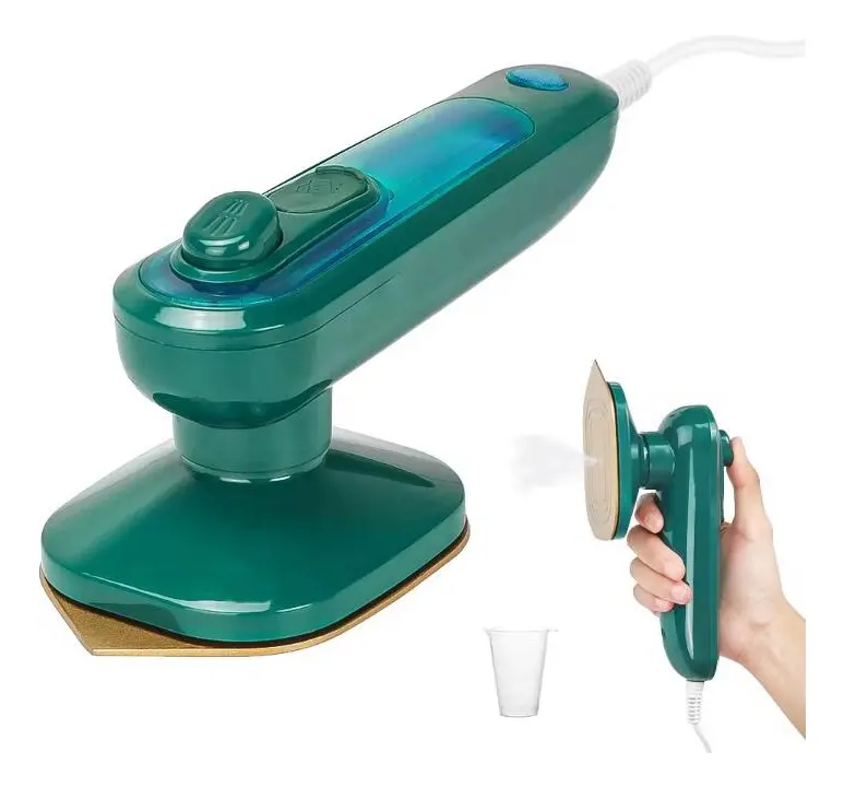 Plancha de vapor portátil color verde oscuro con base metálica dorada, incluye un vaso medidor y muestra su uso manual con salida de vapor.
