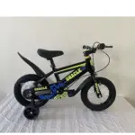 Bicicleta infantil negra Rin 12 con detalles amarillos y azules, guardafangos, pedales y ruedas estabilizadoras, sobre superficie blanca.