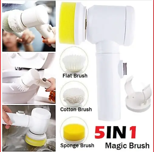 Cepillo eléctrico de limpieza blanco con cabezal de esponja amarilla, incluye cepillo plano y de algodón, mostrado en uso sobre superficies domésticas.