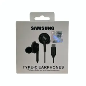 Empaque cuadrado blanco de cartón con gancho superior, muestra la parte frontal de unos audífonos AKG in-ear negros con conector USB Tipo-C, cable y holograma de autenticidad brillante.