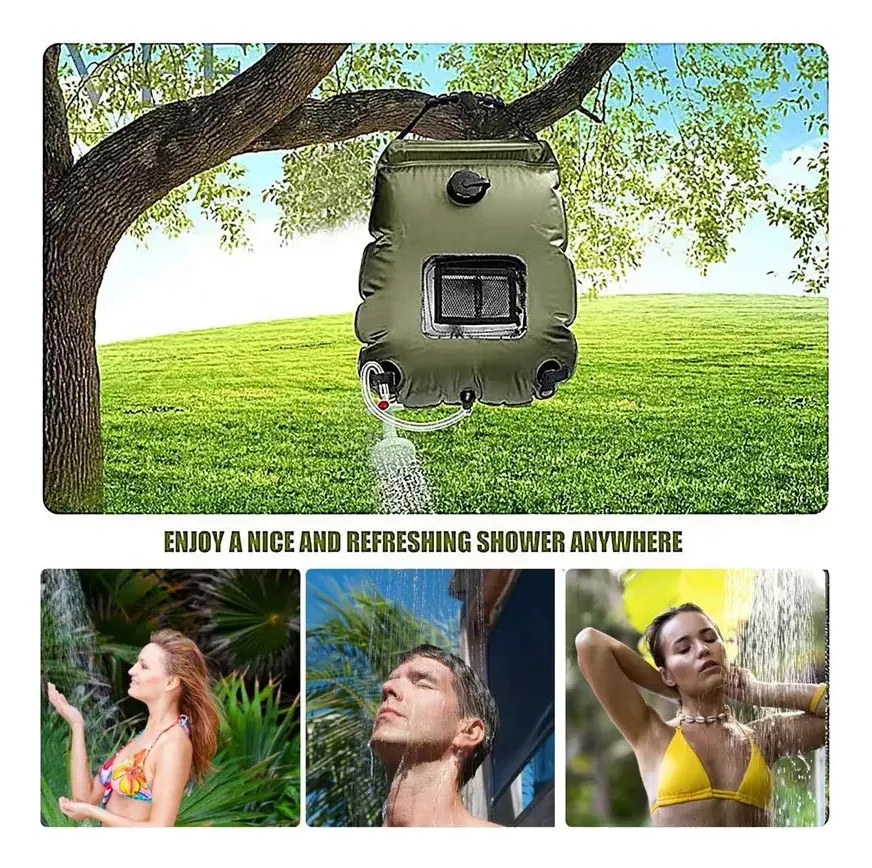 Bolsa de ducha portátil verde militar colgando de un árbol, con manguera, rociador y personas disfrutando al aire libre.