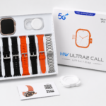 Kit Smartwatch HW Ultra 2 Call 5G con reloj dorado, cargador y siete correas en negro, naranja y plata, dispuestos en su caja de regalo blanca.