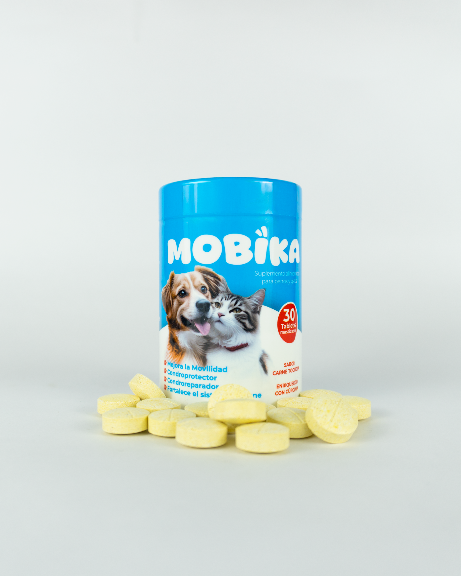 Frasco azul de suplemento articular Mobika con de perro y gato, rodeado de tabletas circulares de color amarillo pálido.