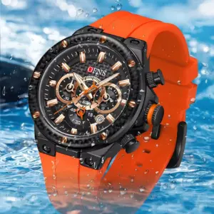 Reloj deportivo Ofns con cronógrafo, esfera negra texturizada, detalles oro rosa y correa de silicona naranja, rodeado de salpicaduras de agua.