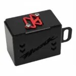 Protector de bomba de freno trasera para Hunk 160R en acero inoxidable negro con logo grabado, diseño ventilado y detalle decorativo rojo superior.