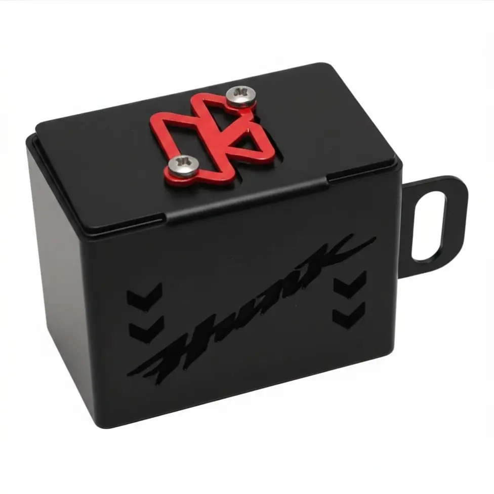 Protector de bomba de freno trasera para Hunk 160R en acero inoxidable negro con logo grabado, diseño ventilado y detalle decorativo rojo superior.