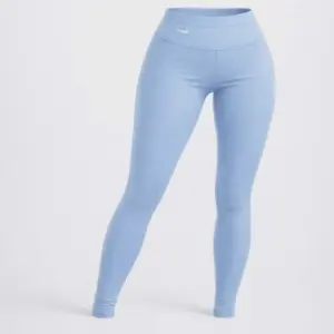 Leggins deportivos de suplex azul bebé talla L, tiro alto con pretina ancha y logotipo blanco, diseñados para entrenamiento.
