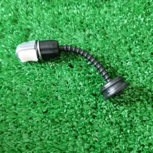 Manguera de combustible para guadaña con filtro de gasolina metálico, manguera flexible negra y tapón de caucho para sellado hermético en tanque.