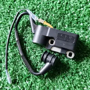 Bobina de encendido negra para motosierra 5200 modelo CDI43F-100A con cable, capuchón de bujía y conector, sobre superficie de césped artificial verde.