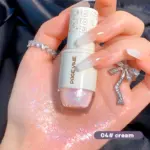 Sombra de ojos líquida Page Vine, tono 04# cream, con envase blanco y textura de glitter brillante e iridiscente sobre la palma de una mano.