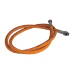 Manguera flexible naranja para fumigadora agrícola, enrollada con conectores metálicos en los extremos y texto visible sobre alta presión.