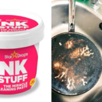 Crema limpiadora multiuso rosa en tarrina blanca, con pasta limpiadora y sartén antes y después de quitarle la grasa quemada en un lavaplatos.