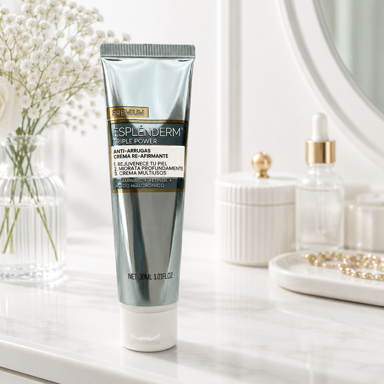 Tubo plateado de crema facial reafirmante Esplénderm Triple Power con detalles dorados y negros, 30 ml, sobre superficie de mármol.